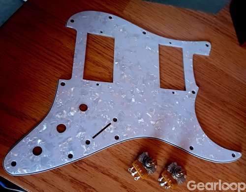 Fender stratocaster HH Pickguard i White Pearl samt pots