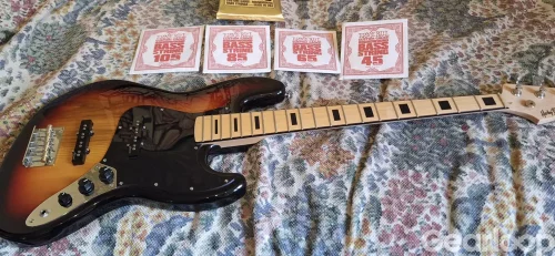 Harley Benton JB-75SB + stativ och gigbag