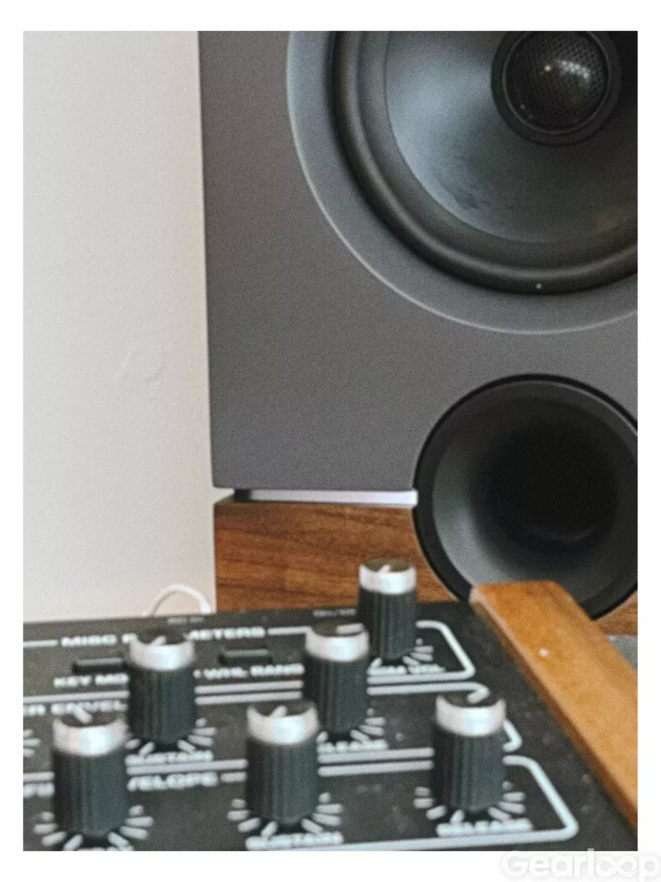 Output Frontier - i samarbete med Barefoot Sound - bild 3