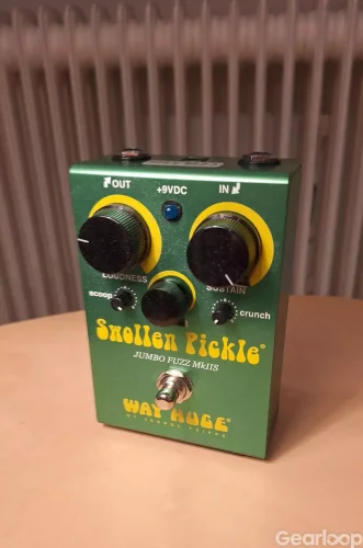 Två fuzzpedaler i Big Muff-stil