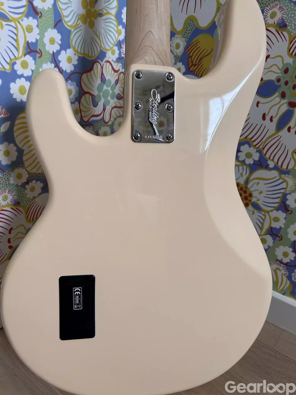Sterling Stingray Sub4 Vintage Cream w/ Seymour Duncan pickup - bild 3