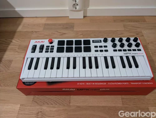 Akai MPC mini plus 37 white
