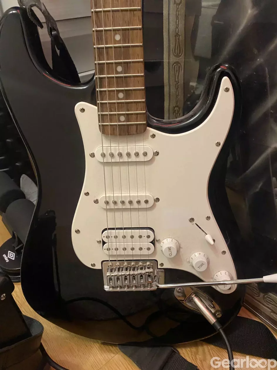 Squier by Fender Stratocaster + Cube Amp starter pack. - bild 3