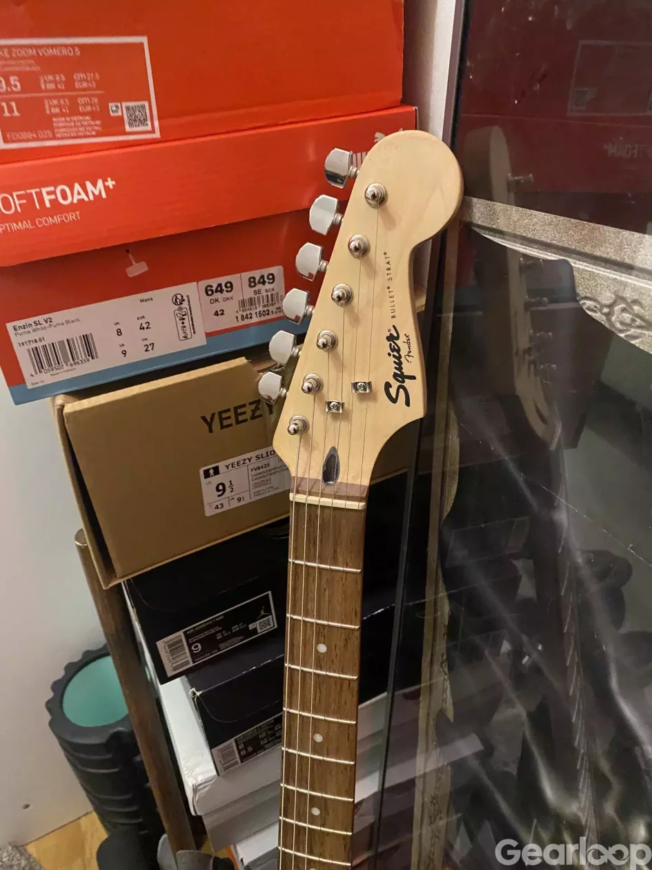 Squier by Fender Stratocaster + Cube Amp starter pack. - bild 4
