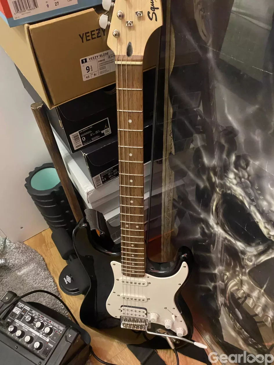 Squier by Fender Stratocaster + Cube Amp starter pack. - bild 5