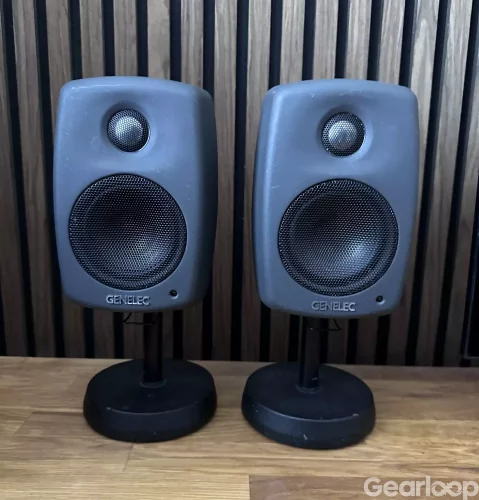 Genelec 6010A som sitter på K&M stativ