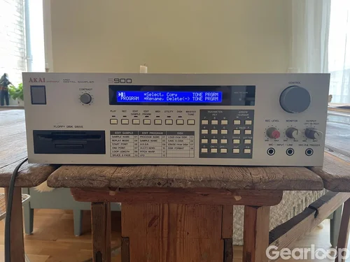 Akai S900