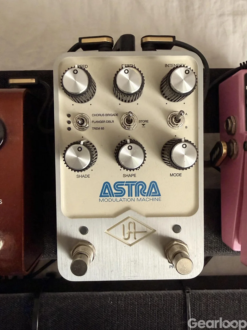 Universal Audio Astra modulation pedal - bild 1