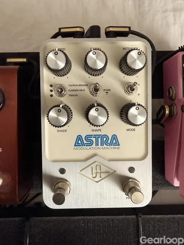Universal Audio Astra modulation pedal