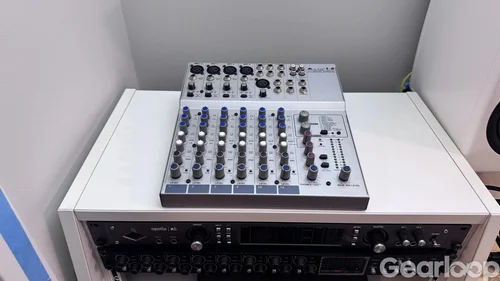 Analog mixer med inserts, analoga EQs och digital effekter.