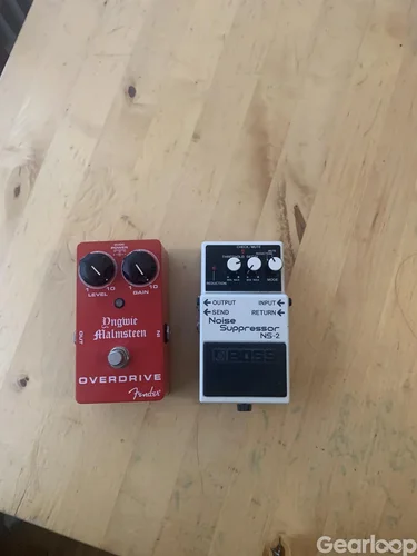 Fender Yngwie Malmsteen Overdrive och Boss NS-2 Noise Suppressor