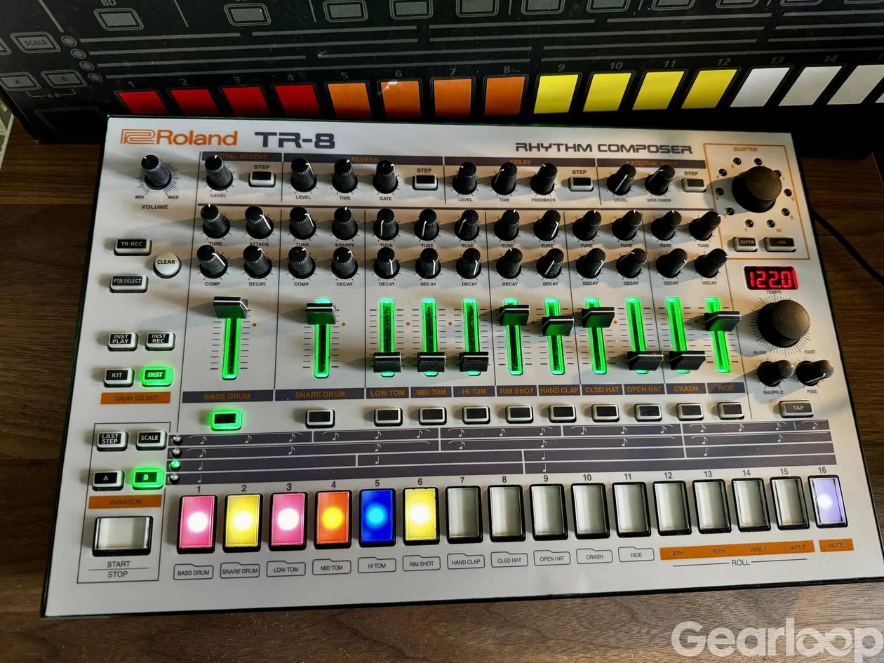 Roland TR-8 m 7x7 expansion och 909 skin - bild 2