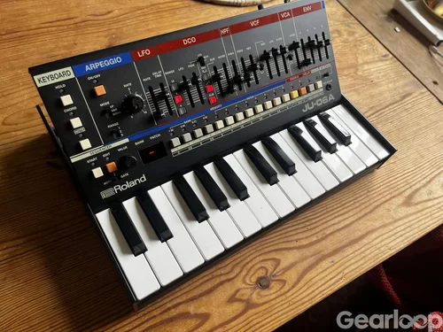 Roland JU-06A + keyboard & väska