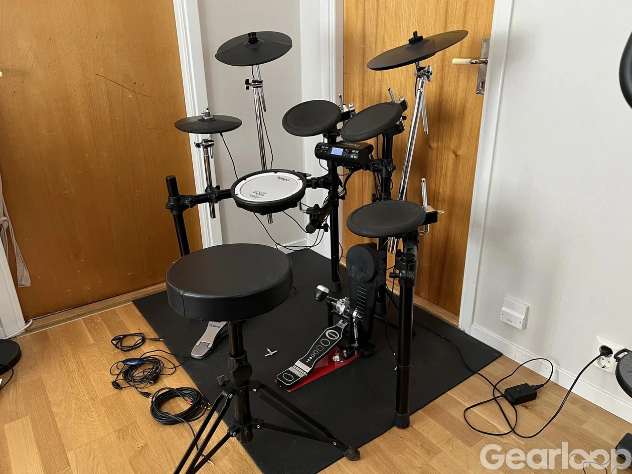 Roland TD-4 V-Drums komplett paket + extra tillbehör - bild 4
