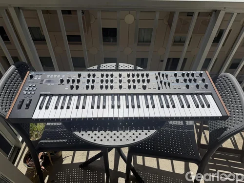 Novation Summit i nyskick, med decksaver