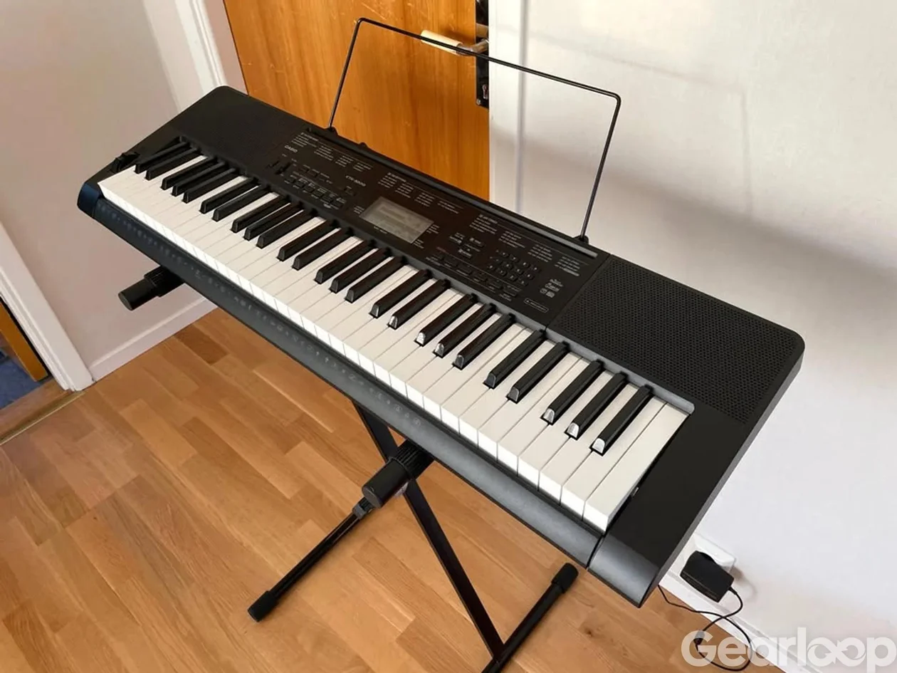 Anslagskänsligt piano/keyboard Casio CTK-3200 med stativ - bild 1