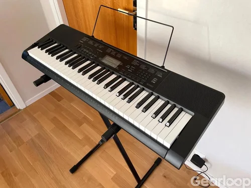 Anslagskänsligt piano/keyboard Casio CTK-3200 med stativ