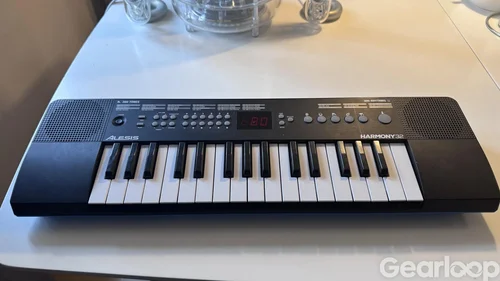 Alesis keyboard med inbyggda högtalare, hörlursutg. och MIDI