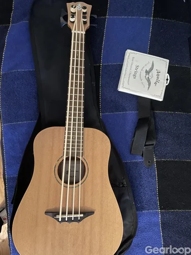 Harley Benton Kahuna CLU Bass Ukulele Bundle