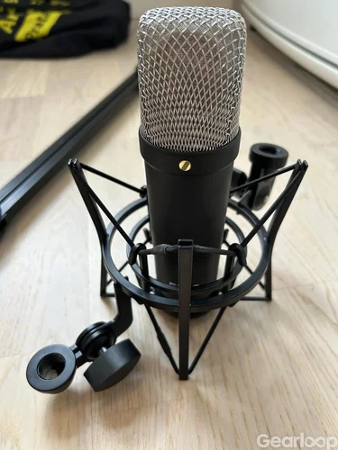 Rode NT1 Signature Series With Studio Arm