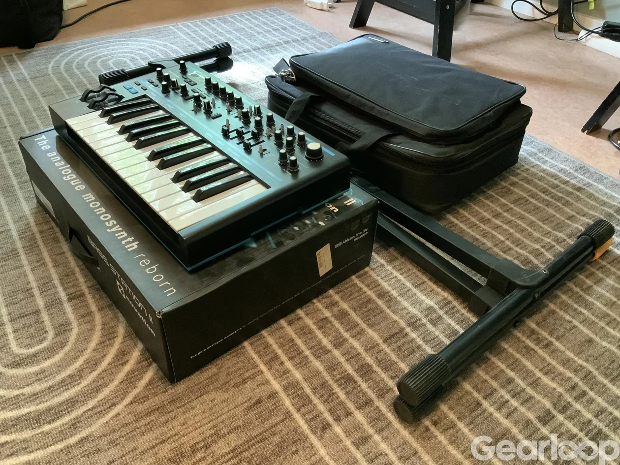 Novation Bass Station 2 + soft case och keyboard-stativ - bild 2