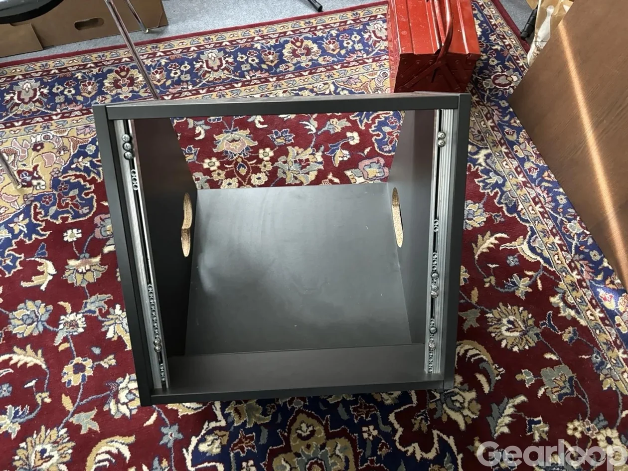 Rackmöbel / studiorack i svart – lutande front - bild 1