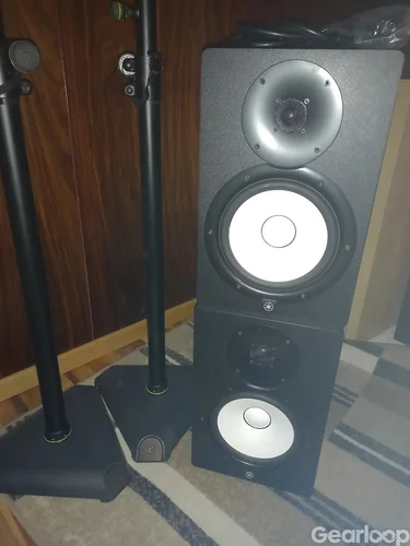 Yamaha HS8 studiomonitorer och Gravity-stativ