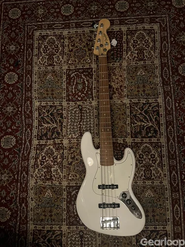 5-strängad Fender Jazz