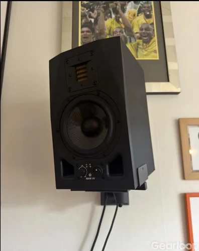 2 x ADAM Audio A5X med väggfästen