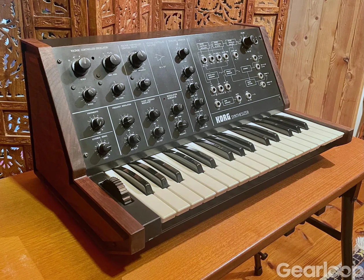 Korg MS-10 med valnötssidor och case - bild 1
