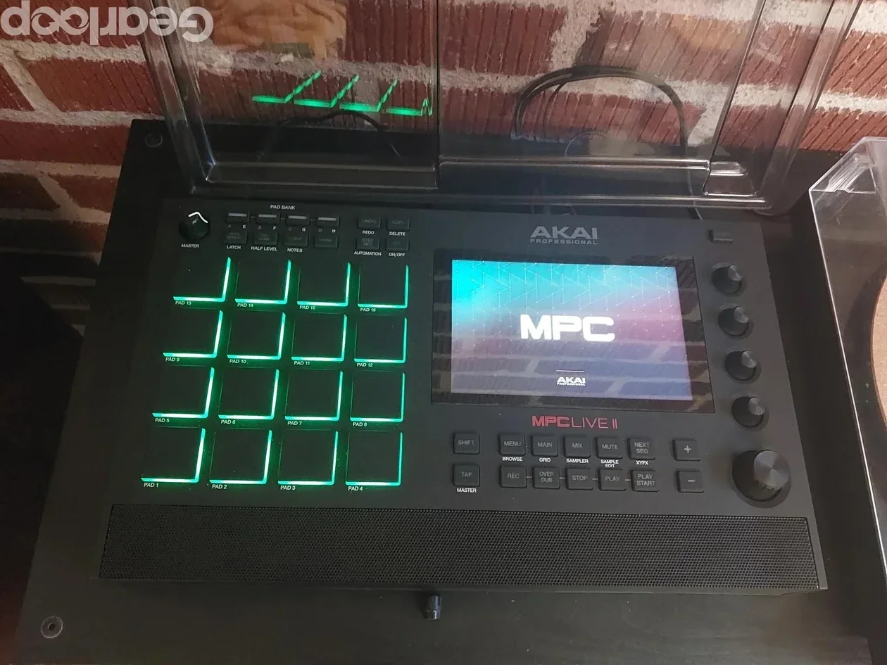 Akai MPC Live II + 512GB SSD + Decksaver + UDG väska - bild 1
