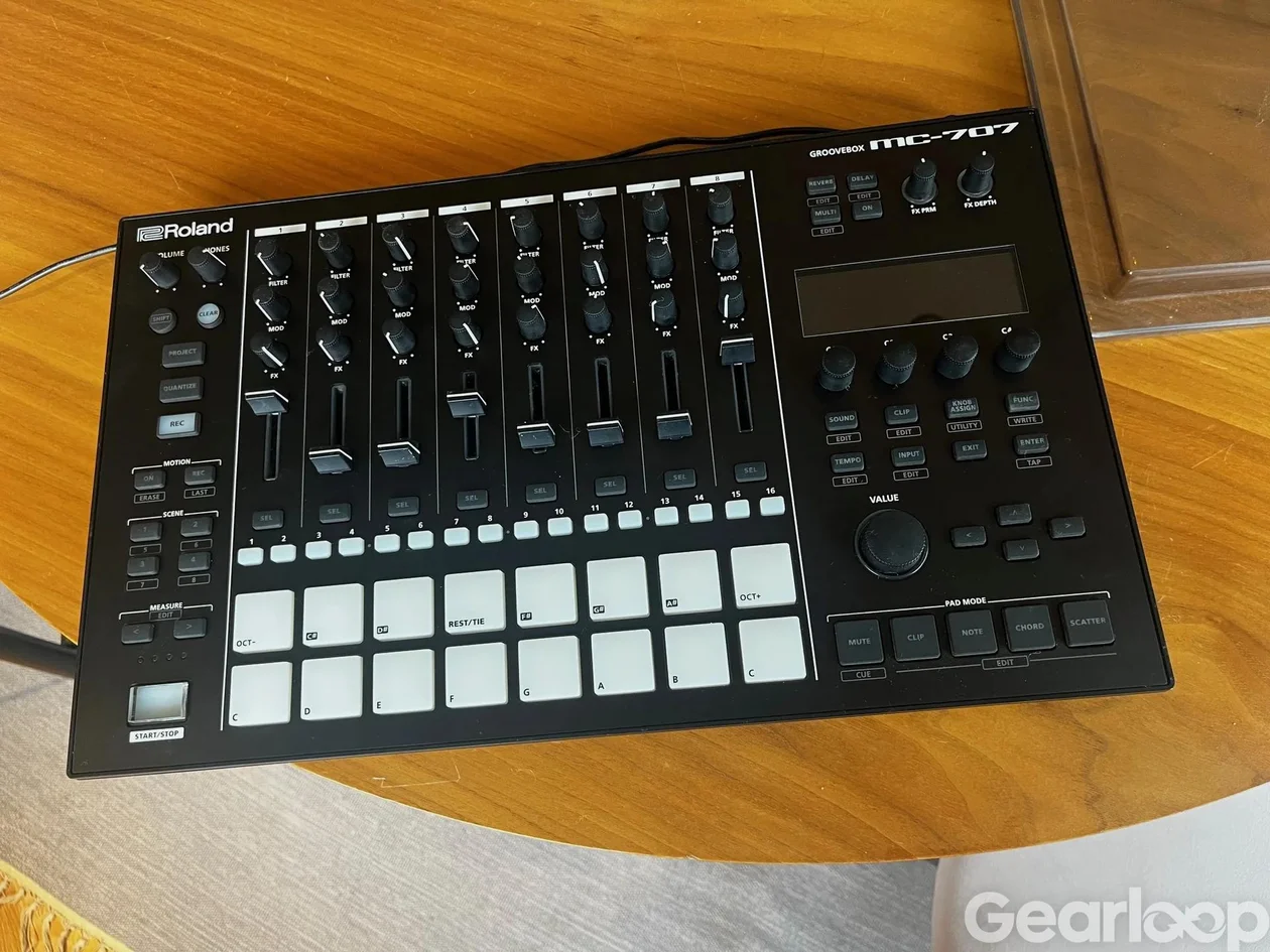Roland MC-707 groovebox - bild 2