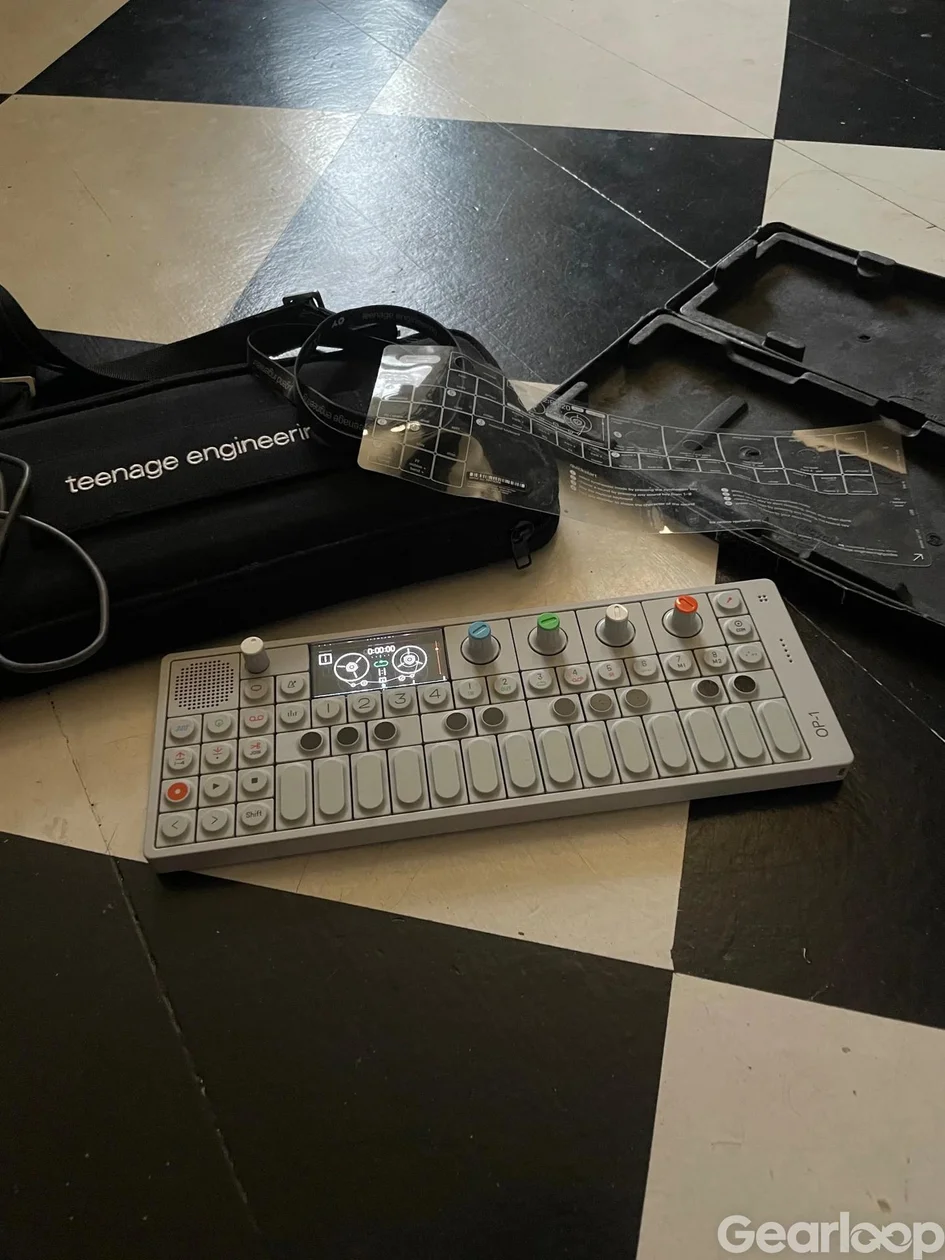 Knappt använd Teenage Engineering OP-1 med TE-väska - bild 3