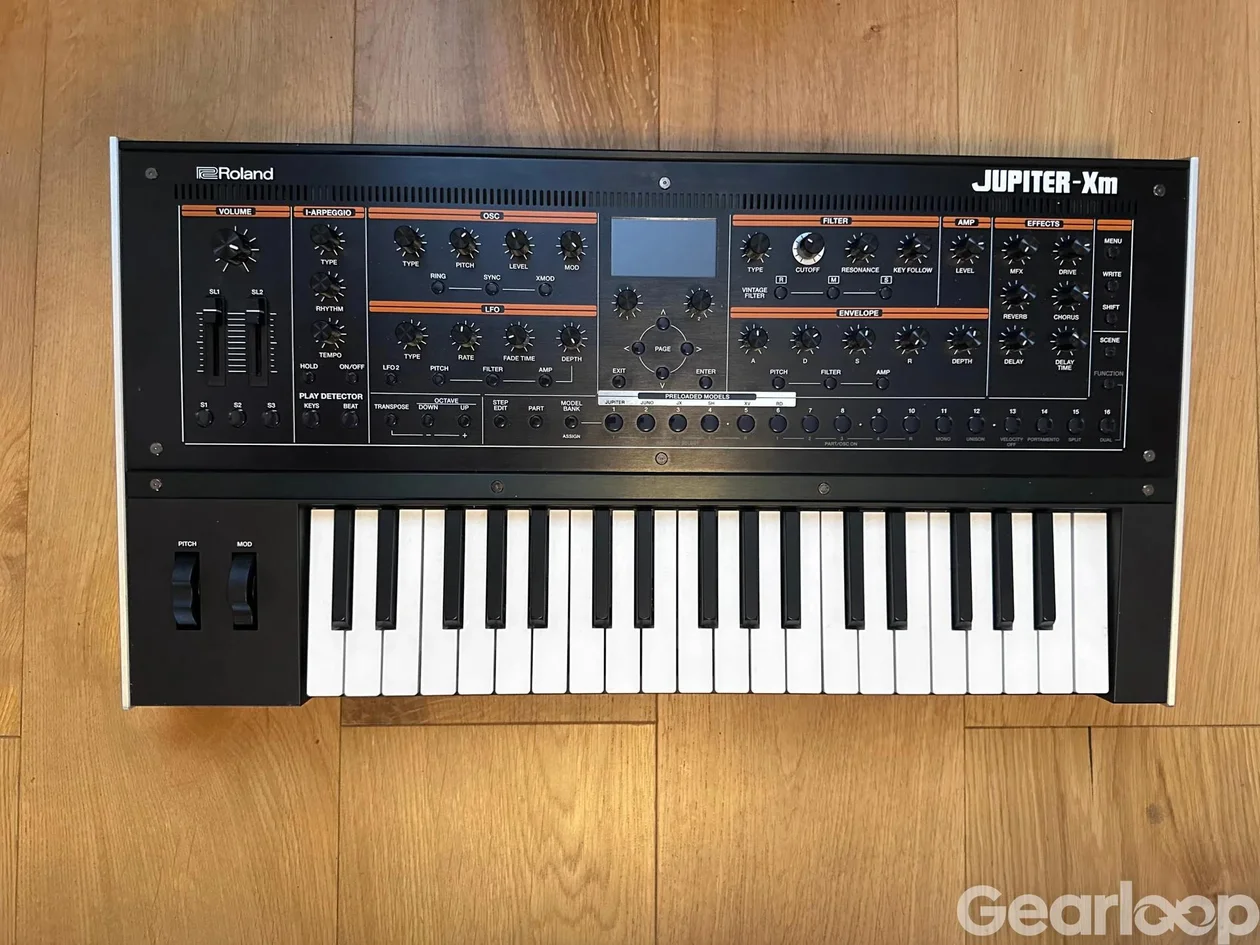 Roland Jupiter XM med decksaver och original Roland väska - bild 4
