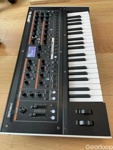 Roland Jupiter XM med decksaver och original Roland väska