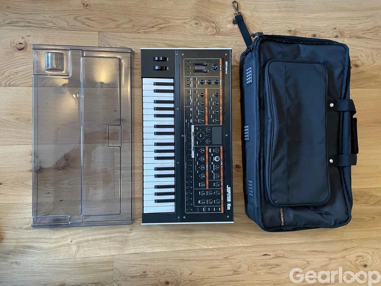 Roland Jupiter XM med decksaver och original Roland väska - bild 2