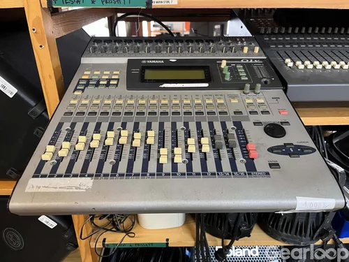 Samlingsannons mixerbord, högtalare och div studio & scen