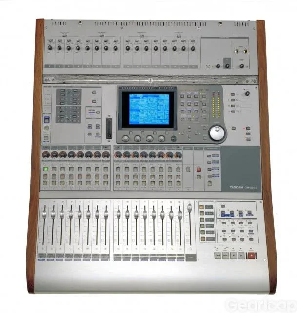 Tascam DM3200 digital mixer / DAW controller - bild 1