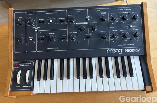 Moog Prodigy Mk1 med case