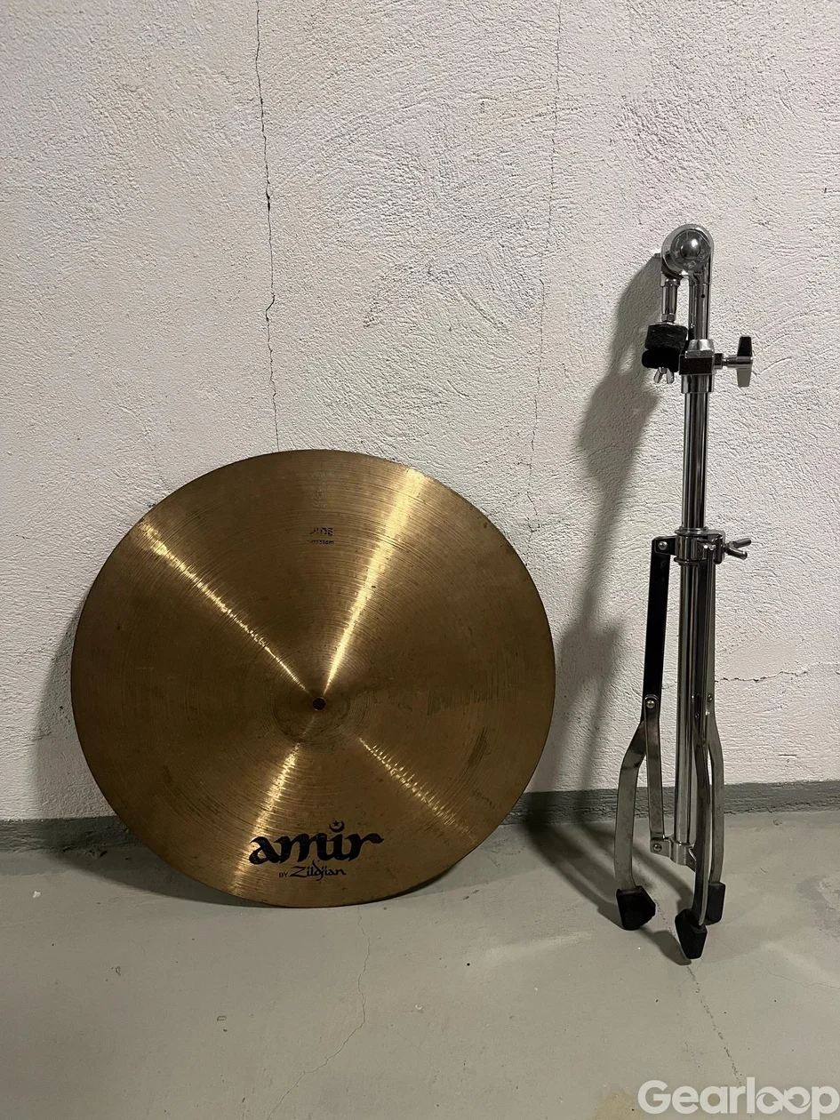 Trumset med virvel, golvpuka, baskagge, hi-hat och cymbal - bild 3