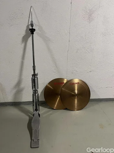 Trumset med virvel, golvpuka, baskagge, hi-hat och cymbal