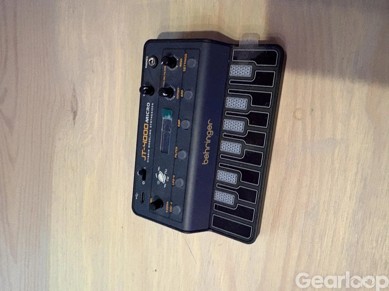 Behringer JT-4000 Micro – hybrid modeling-synt - bild 1