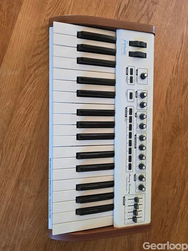 Arturia cool midi keyboard med träsidor